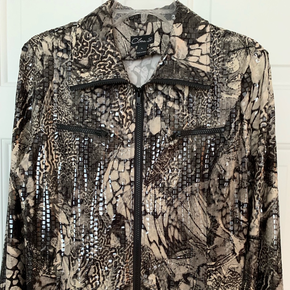 Black & Beige Zippered Jacket.